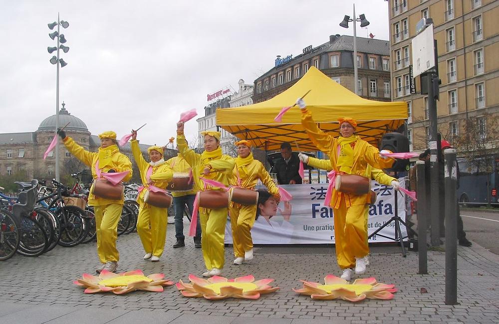 Praktikanti sviraju tradicionalne kineske bubnjeve oko struka.