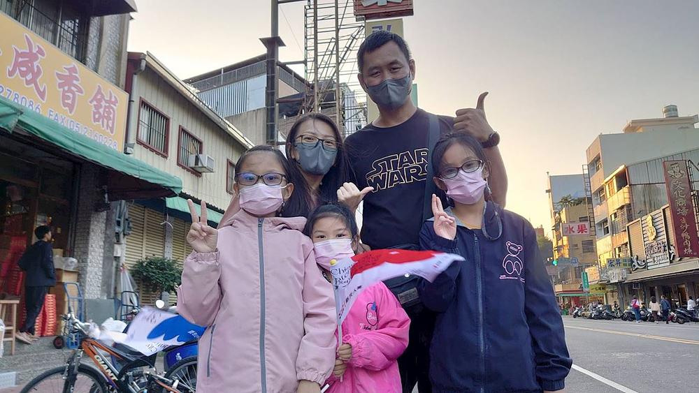 Gospođa Lin i njena porodica su pohvalili i zahvalili članovima Tian Guo Marching Banda za izvođenje tako sjajne muzike.