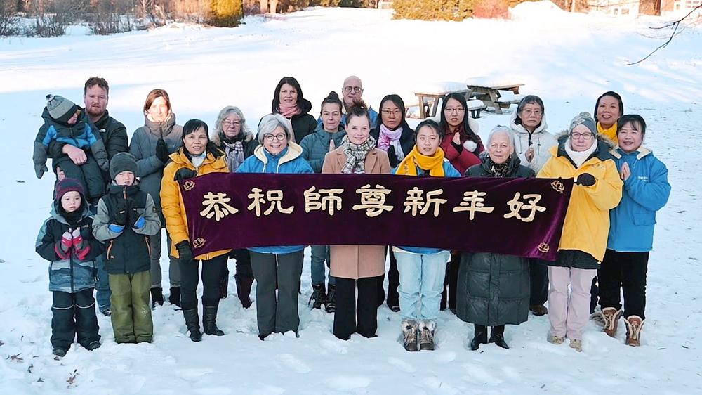  Praktikanti u gradu Quebecu žele Učitelju Liju sretnu Novu godinu.
