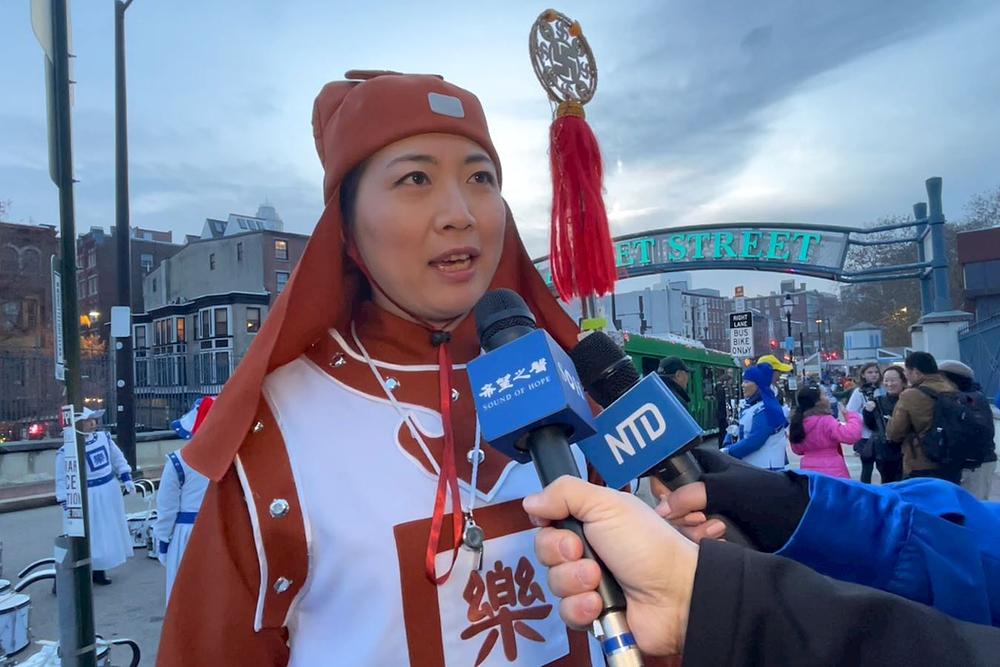 Michelle Mi, dirigent Tian Guo Marching Banda, bila je oduševljena učešćem na prazničnoj paradi u Filadelfiji.