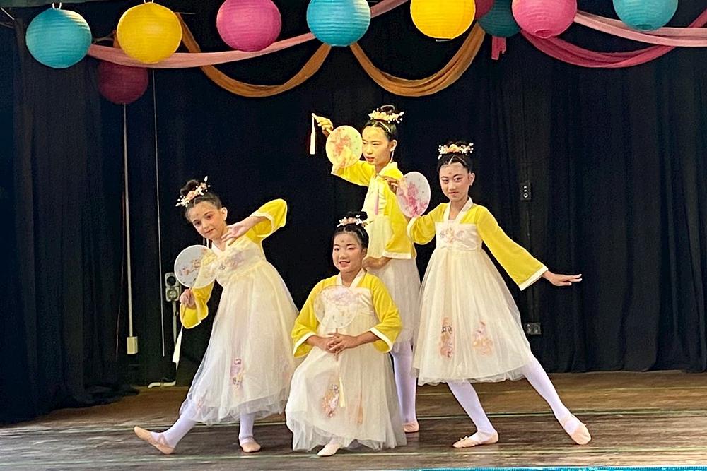 Praktikanti su zabavljali posjetitelje novogodišnje priredbe bogatim programom koji se sastojao od tradicionalnih kineskih kulturnih izvedbi.