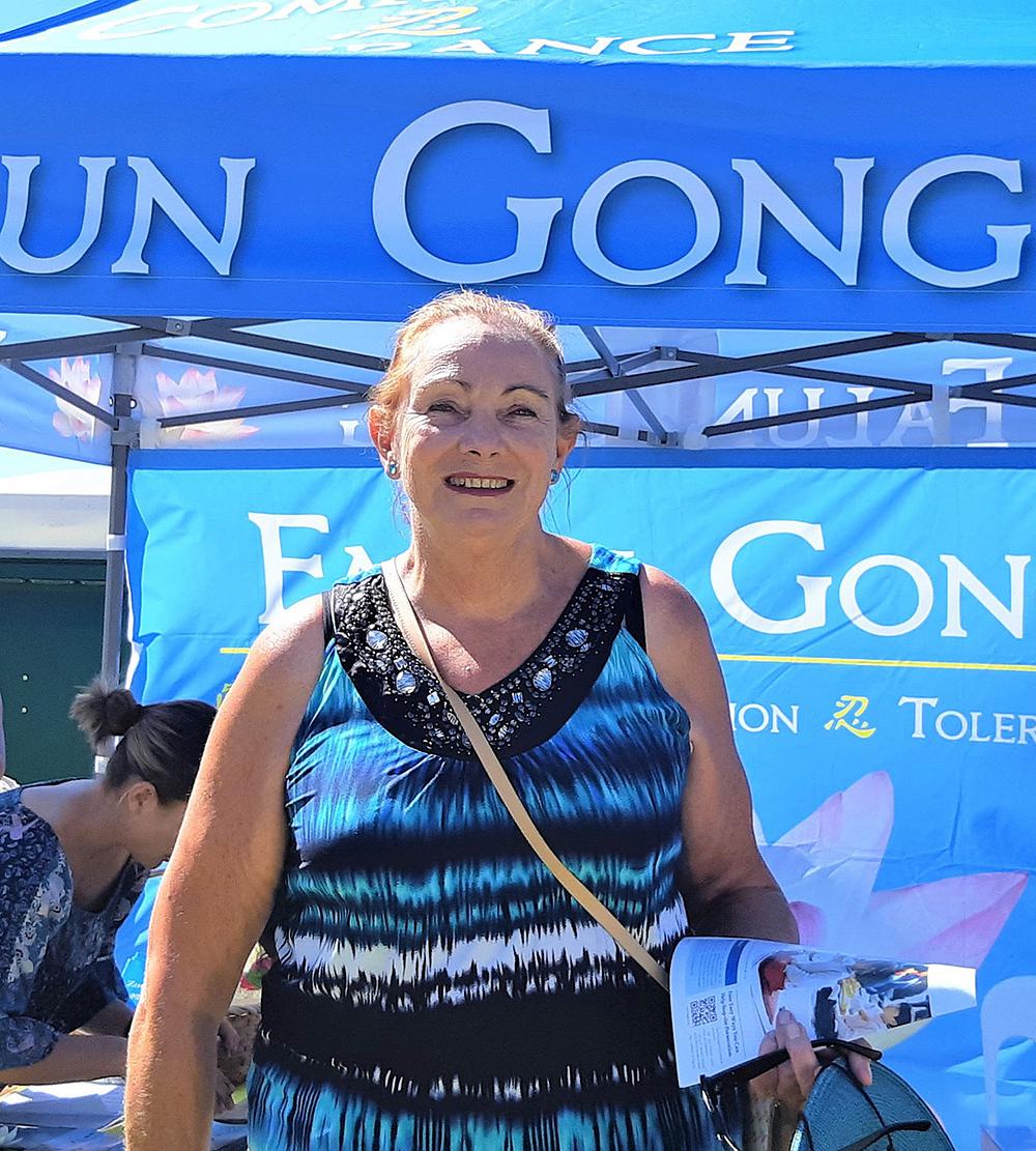 Tracey Elliott je kazala da ju je privukao Falun Dafa štand.