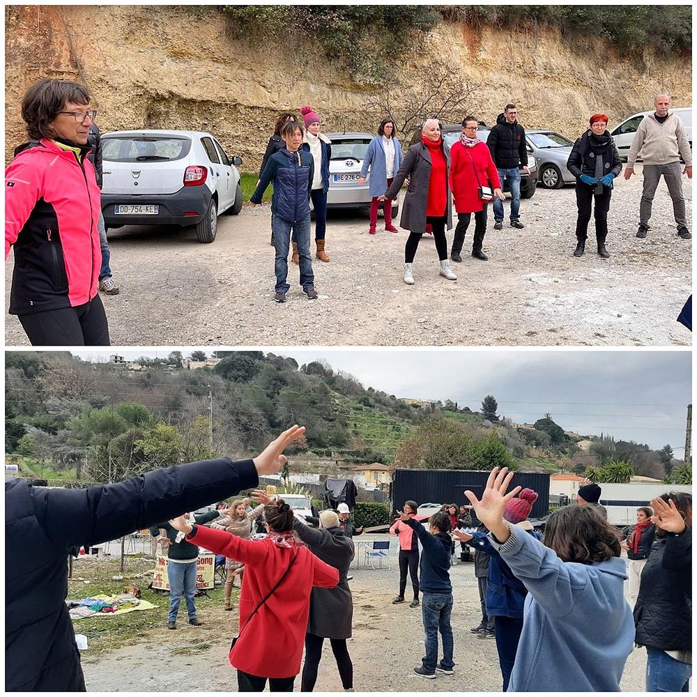  Ljudi uče Falun Gong vježbe od praktikanata na tržnici u Cagnes-sur-Mer