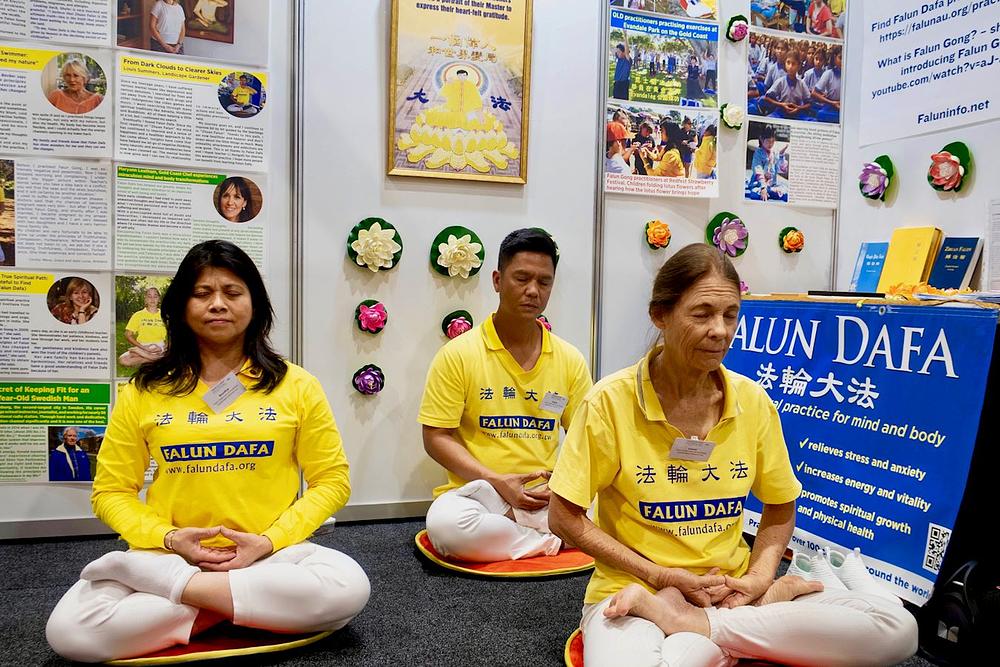 Praktikanti su demonstrirali izvođenje vježbi tokom Mind Body Spirit Festivala u Brisbaneu.