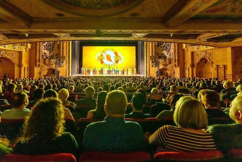 Shen Yun Touring Company u prepunoj dvorani Coronado Performing Arts Centru u Rockfordu, Illinois, 1. marta. (The Epoch Times)