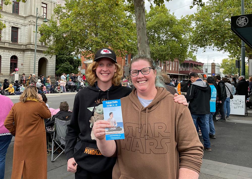  Kate Roberts, terapeutkinja za masažu koja je vlasnica tvrtke, i njezin sin Patrick