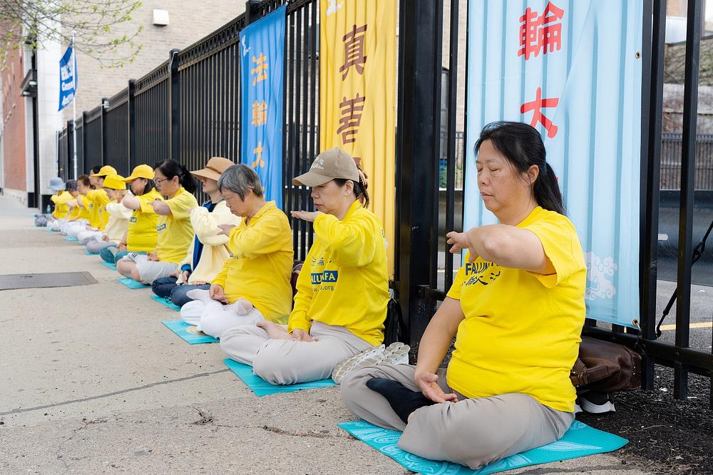 Mirni skup praktikanata ispred kineskog konzulata u Chicagu 15. aprila