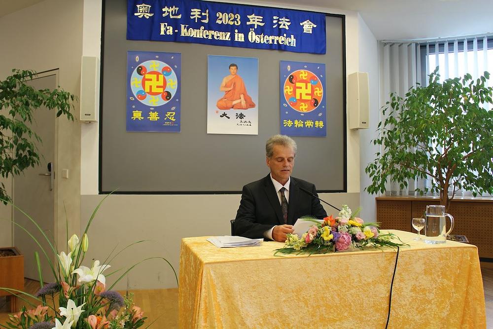  Johannes je počeo prakticirati Falun Dafa 2016. godine. Na konferenciji je govorio o svom iskustvu kultivacije.
