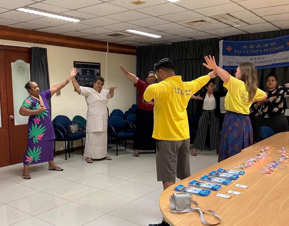 Zaposlenici u vladinom odjelu naučili su vježbe.