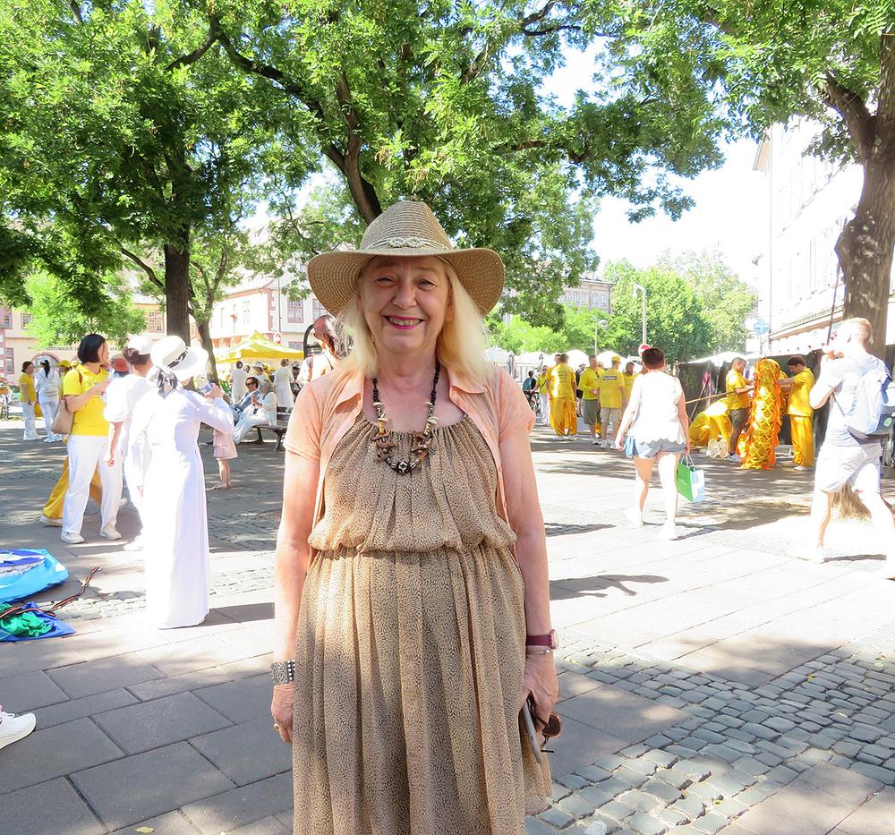 Pravna savjetnica Adrien Trilhé zahvalila je praktikantima što su govorili ljudima o progonu.