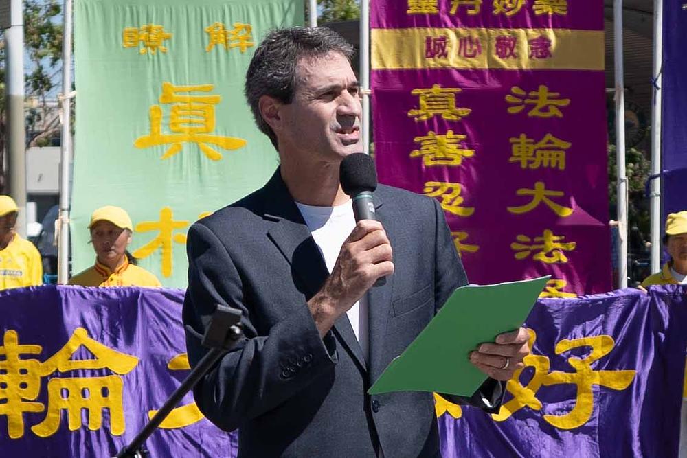 Praktikant Li Ding čita pismo Soheile Bana, poslano u ime podrške skupu.