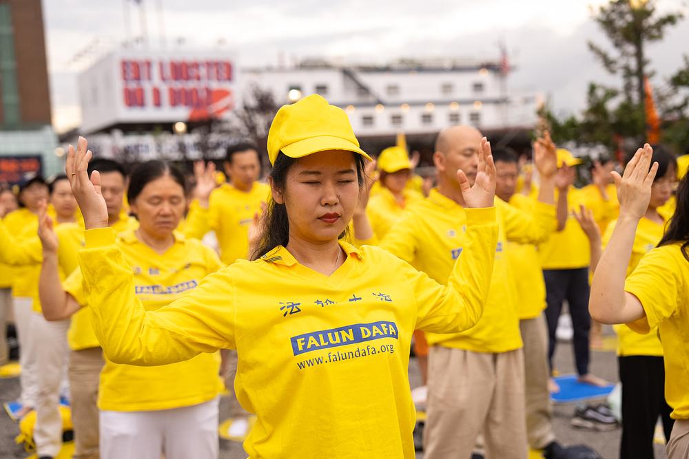 Praktikanti rade vežbe ispred kineskog konzulata na Menhetnu.