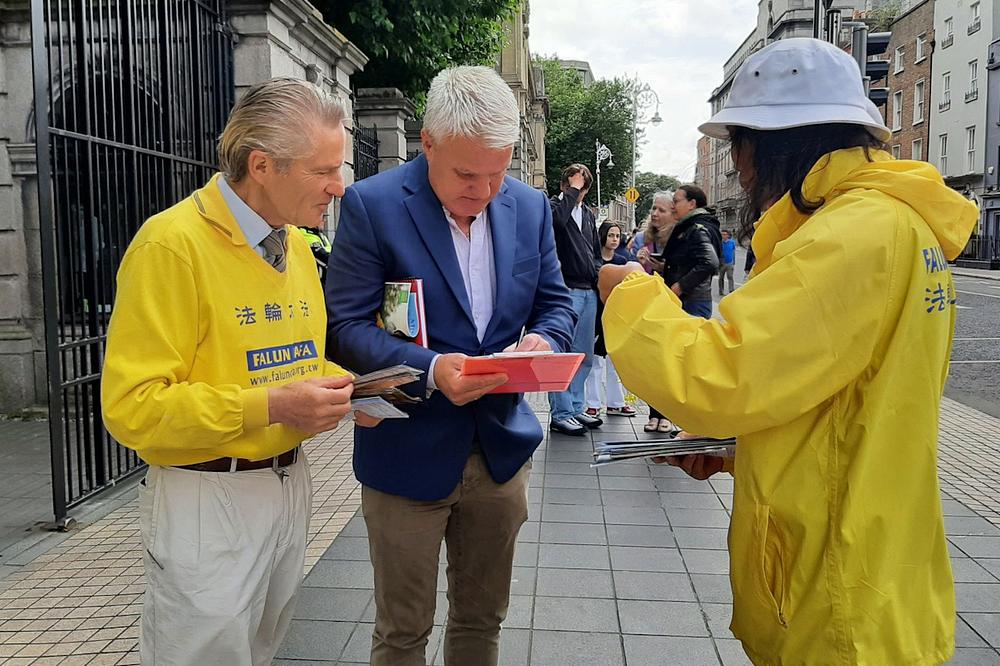 Zamjenik Johnny Guirke potpisuje peticiju.