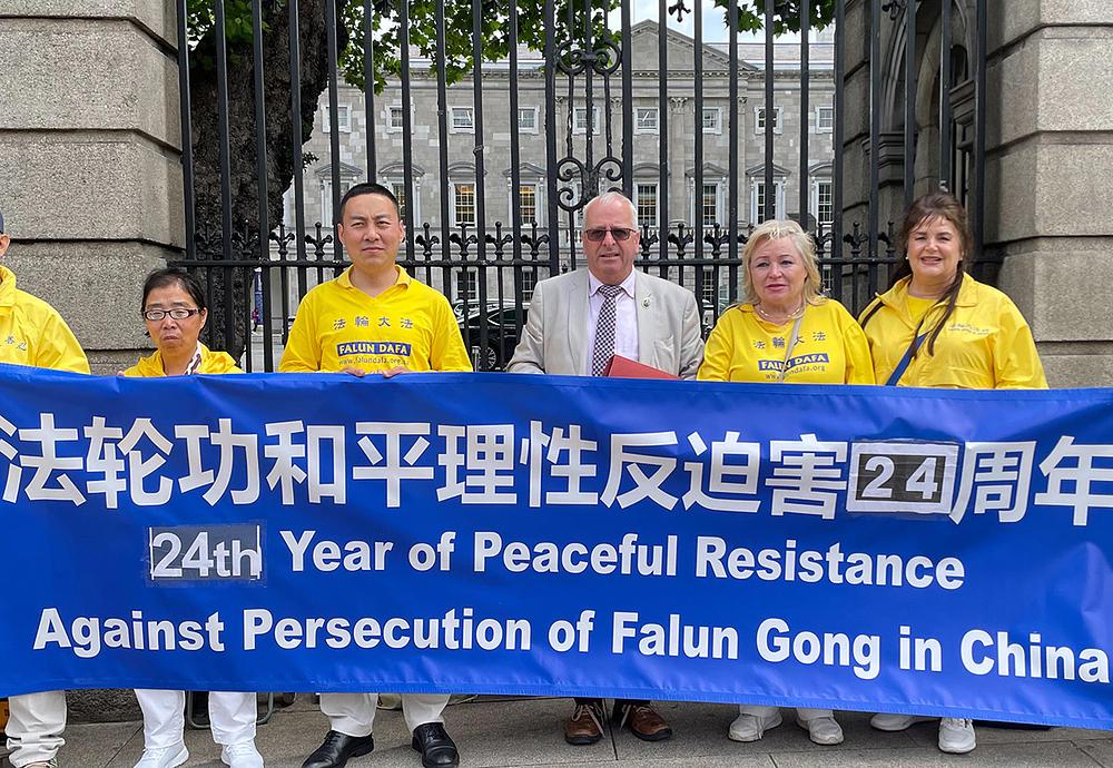 Zamjenik Mattie McGrath se fotografiše s praktikantima nakon potpisivanja peticije.