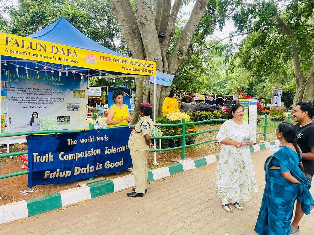  Predstavljanje Falun Dafa prolaznicima na Lalbagh izložbi cvijeća.