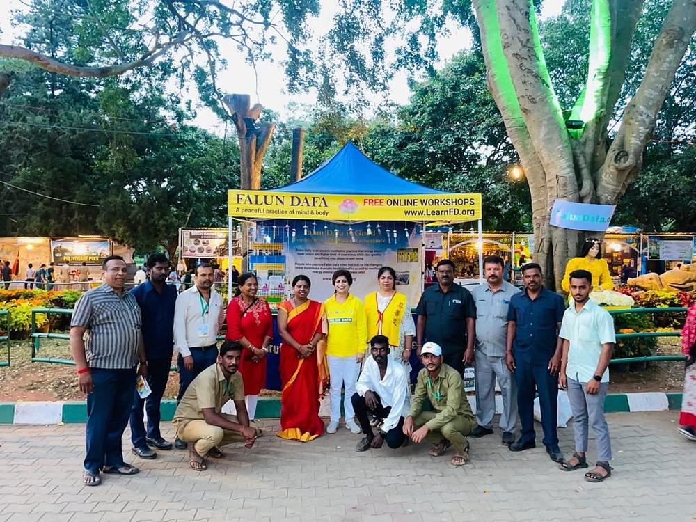 Gospođa Kusuma (u sredini, u crvenom sariju), zamjenica direktora botaničkog vrta i njezin tim na štandu Falun Dafa. 