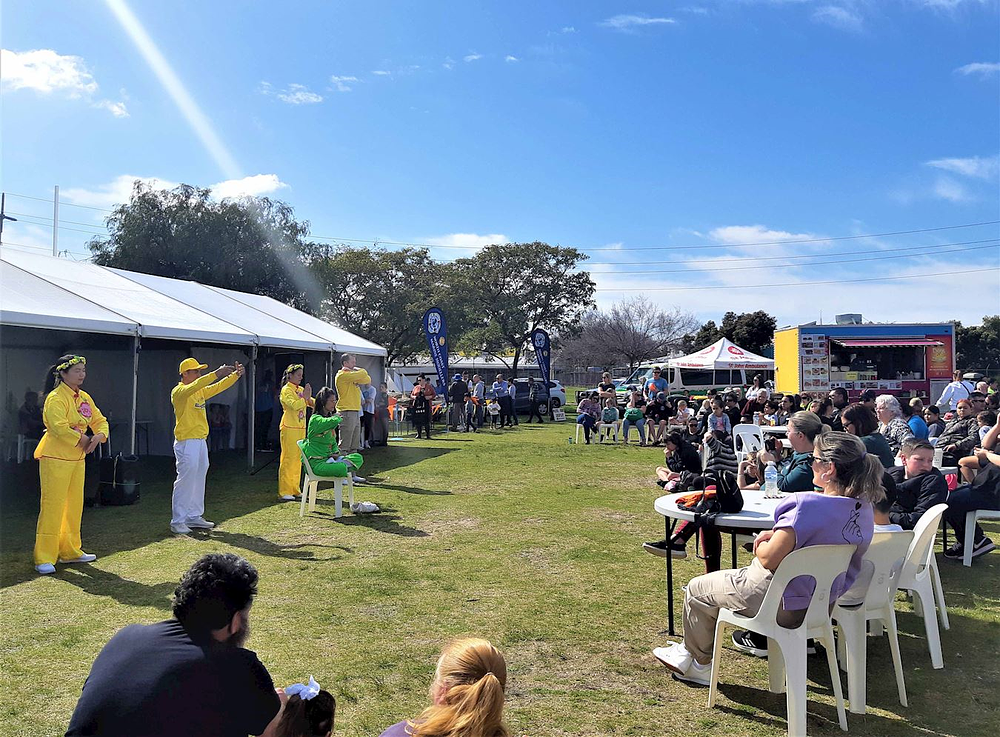 Praktikanti su pozvani da demonstriraju Falun Dafa vježbe. 