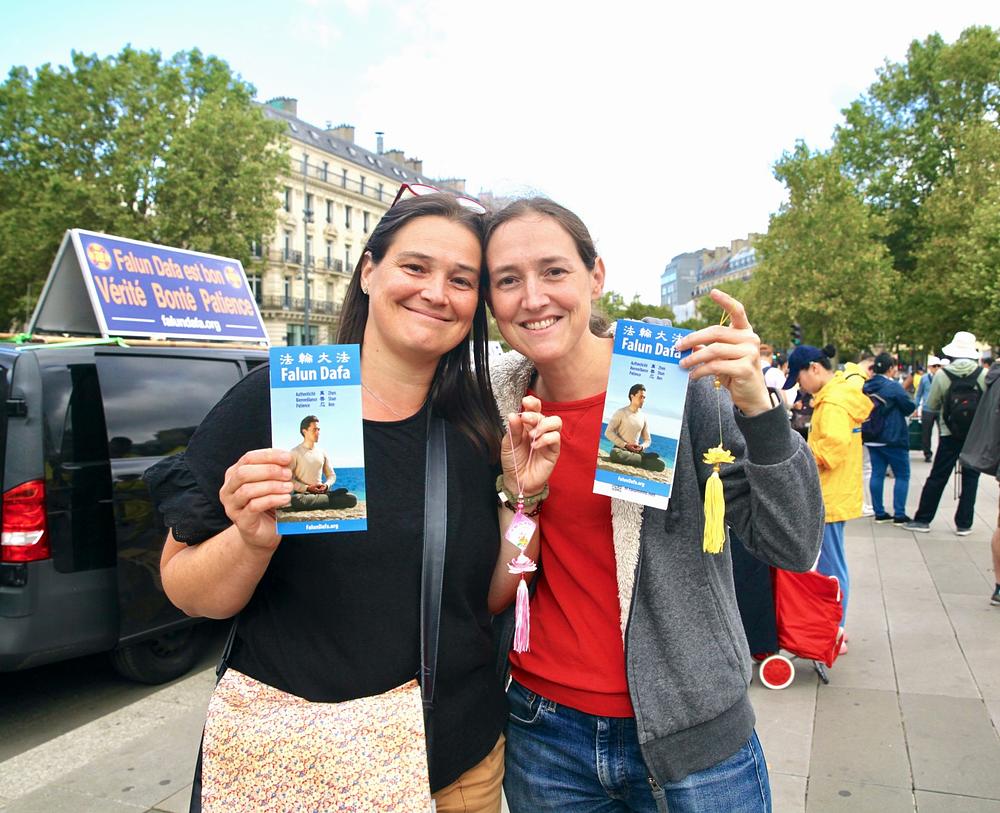 Marie (desno) i njezina prijateljica Julie podržavaju praktikante.