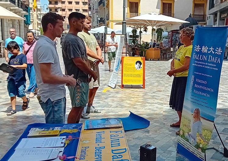  Tri mladića zainteresovana za učenje Dafa vježbi