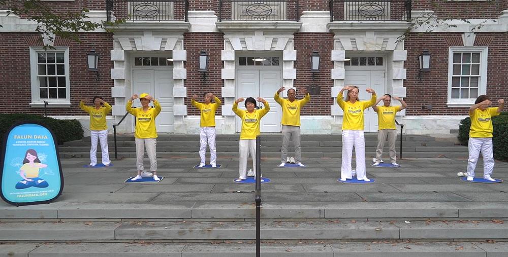Praktikanti su demonstrirali vježbe tokom Dana zajednice u Newarku 17. septembra 2023.