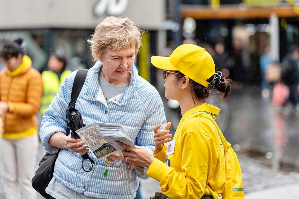 Ljudi su ne samo čuli prekrasnu glazbu nego su također dobili informacije od Falun Gong praktikanata.