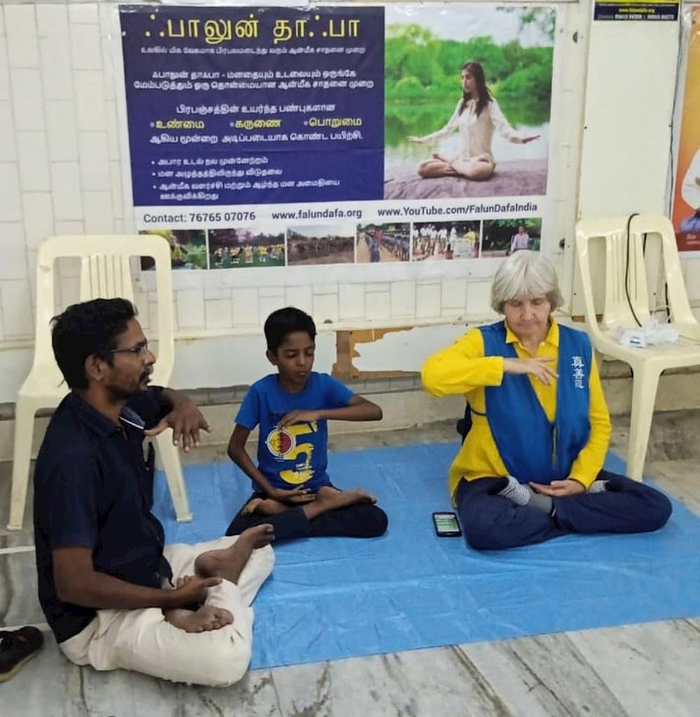  Otac (levo) i sin uče vežbe Falun Dafe