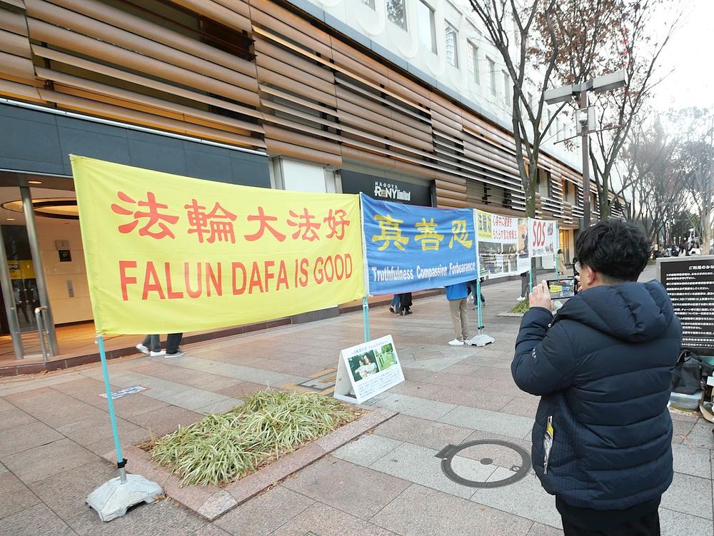 Gosp. Tanaka fotografiše transparente praktikanata.