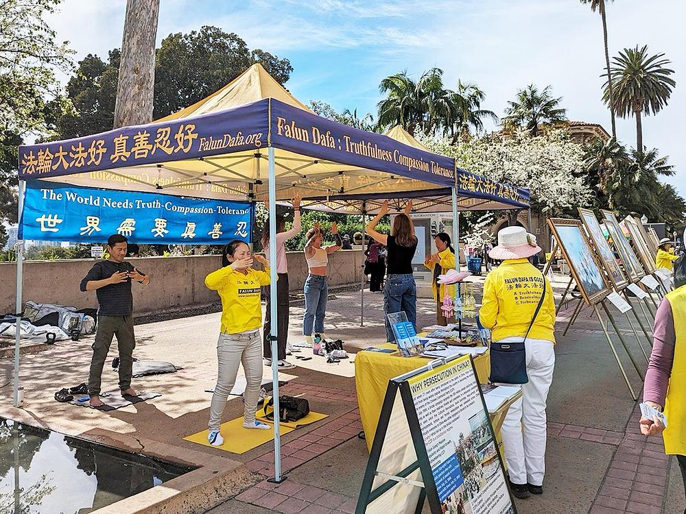  Neki prolaznici su naučili pokrete iz vežbi.
