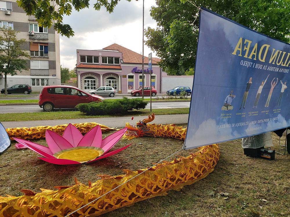 Veliko sjedalo u obliku lotosa i zmajevi rekviziti postavljeni uz glavnu cestu 