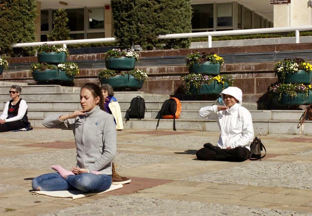Praktikanti izvode vježbe ispred gradske vijećnice u Staroj Zagori.