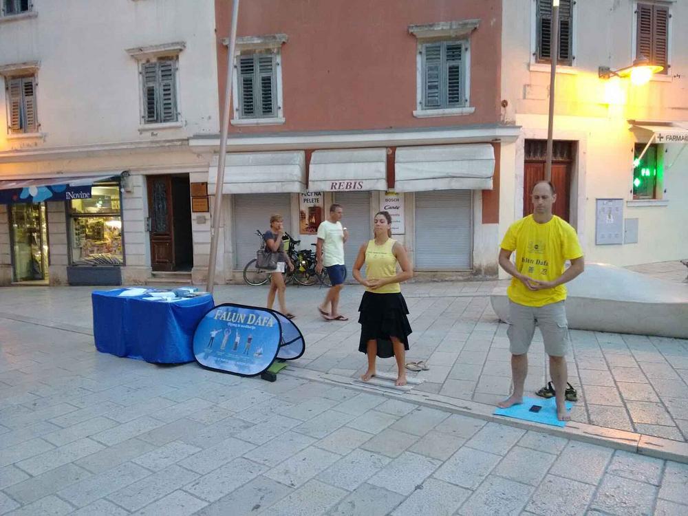 Praktikanti vježbaju na trgu u Rovinju prije obilne kiše