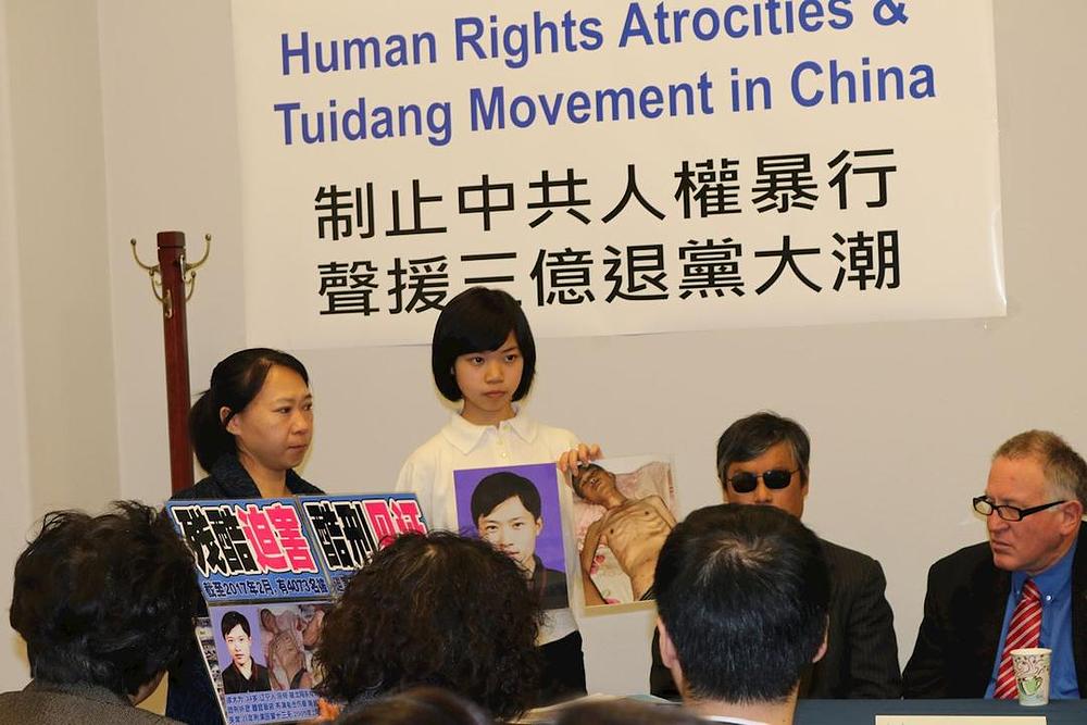 Xinyang Xu je pokazao sliku svoga oca prije i nakon što je bio brutalno progonjen od strane KPK