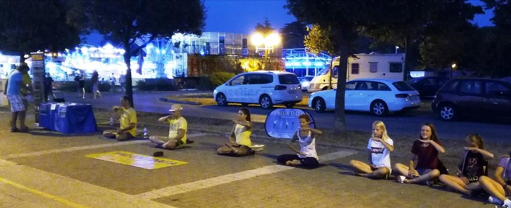 Grupa mladih djevojaka (desno) se priključila praktikantima u sjedećoj meditaciji