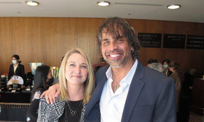 Johnnie Hernandez s prijateljicom na predstavi Shen Yuna u Costa Mesi, Kalifornija, 1. januara. (The Epoch Times) 