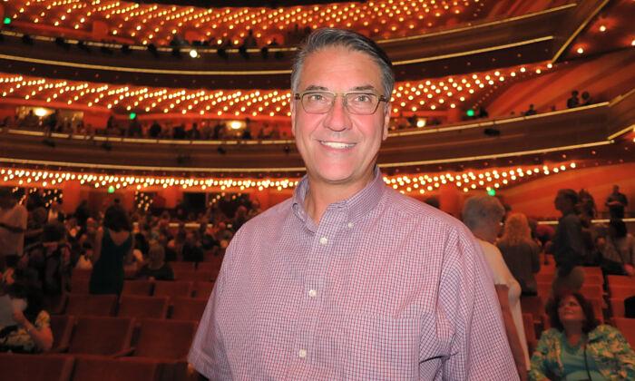 Gradonačelnik Price Cityja Michael Kourianos na predstavi Shen Yun u Salt Lake Cityju 6. avgusta.