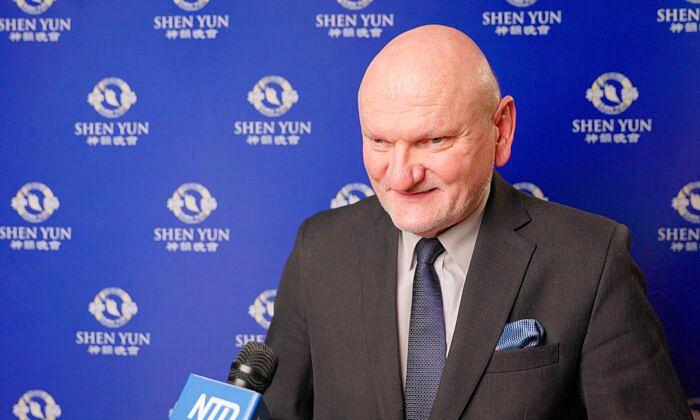 Gradonačelnik grada Toruńa Michal Zaleski na predstavi Shen Yun u Toruńu u Poljskoj. (NTD Televizija)