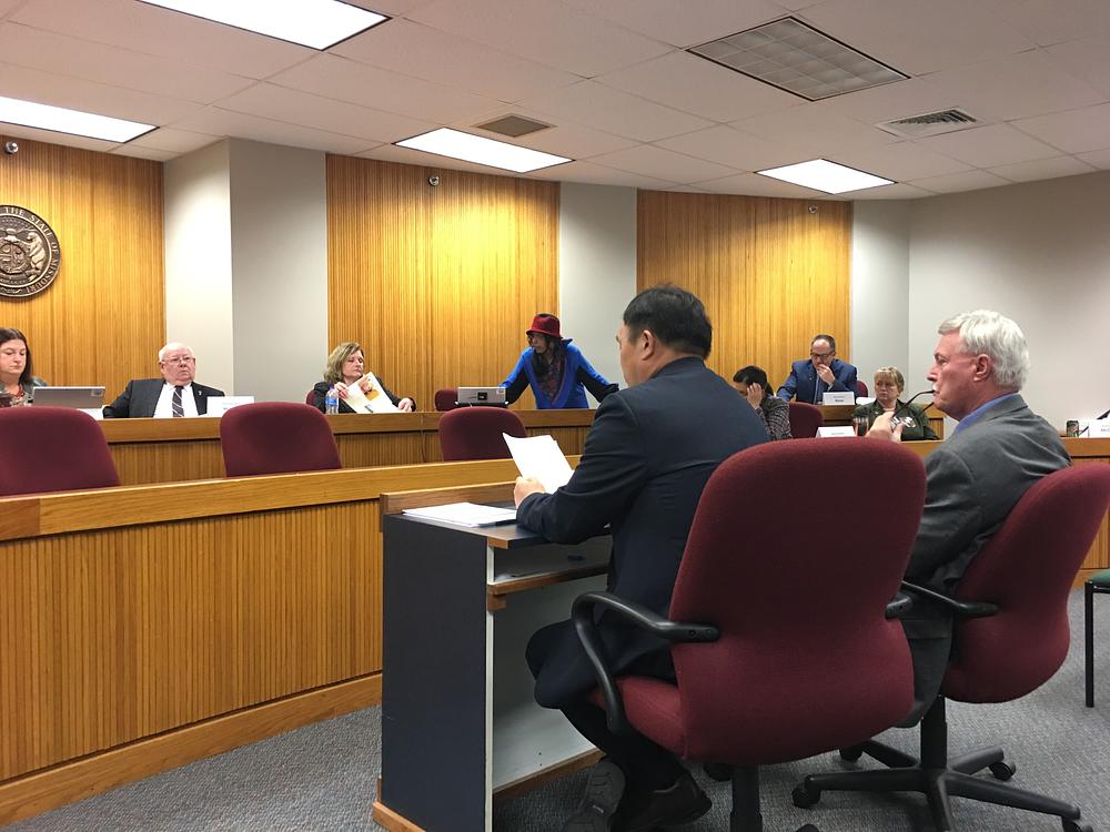 Dr. Sa Geng (lijevo) je svjedočio, u svojstvu svjedoka, na Odboru za državnu bezbjednost o HCR 7. 23. februara.