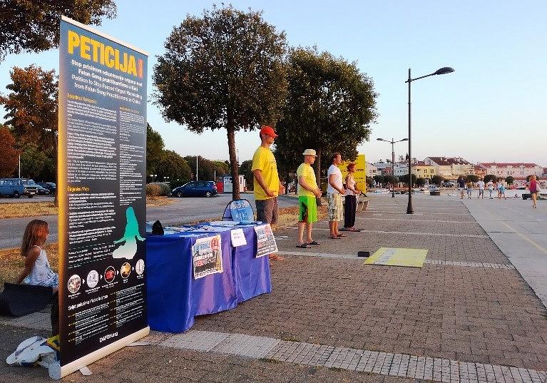Praktikanti demostriraju stojeće vježbe pokraj luke u Umagu
