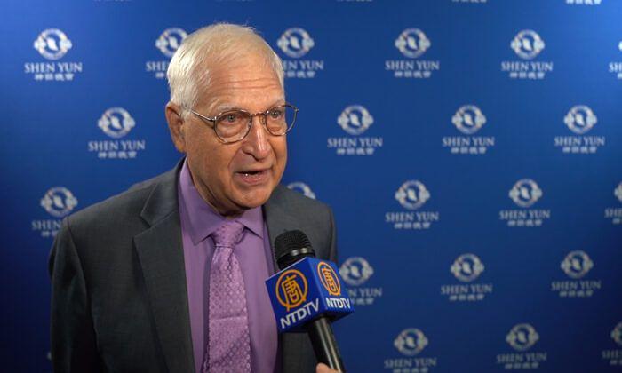 Joseph Kulakowski, advokat i vlasnik advokatske firme, je prisustvovao predstavi Shen Yun u pozorištu Mobile Civic Center u Mobile, Alabama, 11. februara 2020. godine.