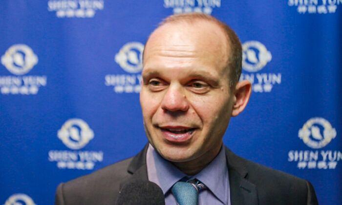 Kris Wozniak, trener borilačkih vještina i vlasnik gimnastičkog kluba prisustvovao je predstavi Shen Yun Performing Arts u londonskom Eventim Apollo. 