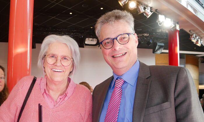 Dirigent Jan Maarten van Rooij (desno) i njegova pratiteljica su uživali u predstavi Shen Yuna u Nizozemskoj.