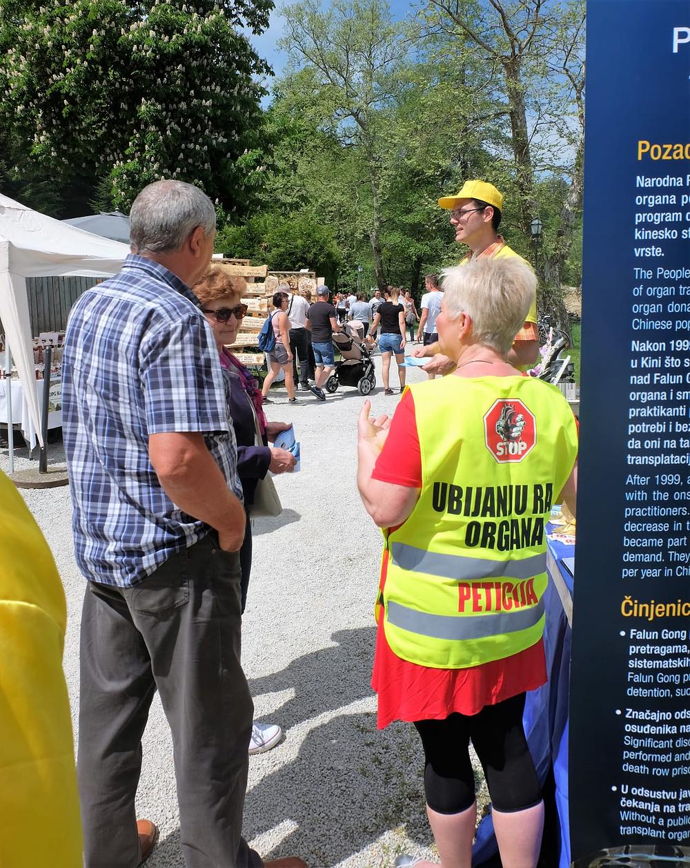 Praktikanti prolaznicima objašnjavaju istinu o progonu i žetvi organa