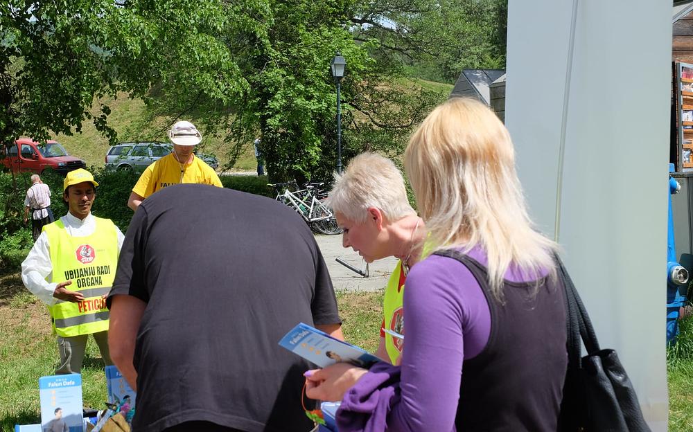 Prolaznici potpisuju peticiju protiv žetve organa u Kini