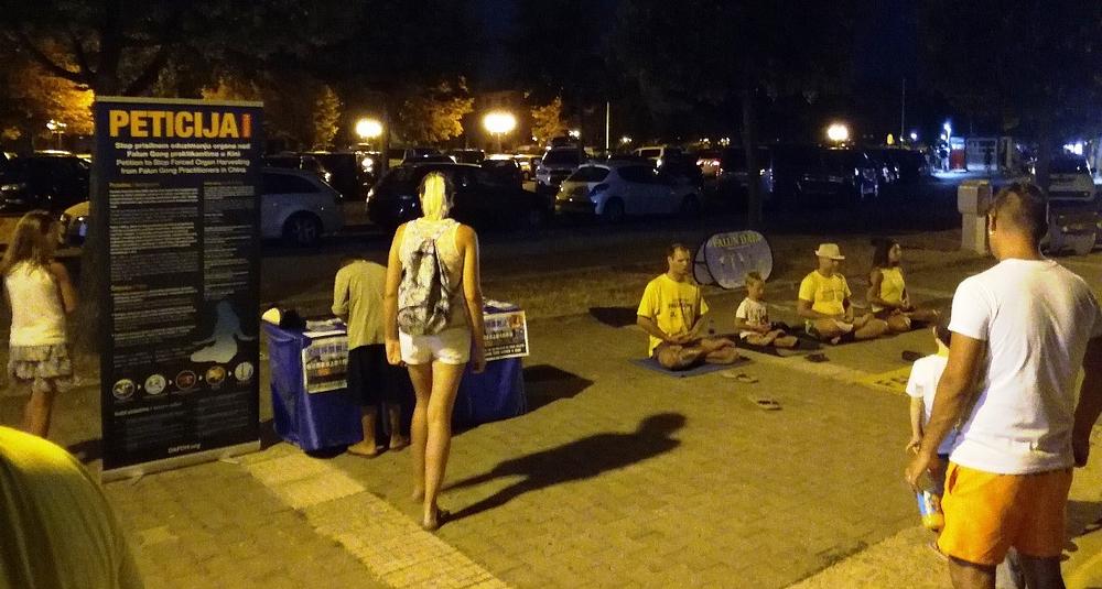 Prolaznici promatraju vježbe i potpisuju peticiju